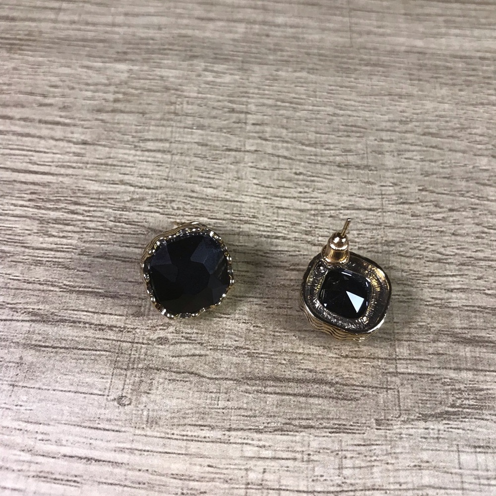 Vintage Elegant Black and Gold Stud Earrings - Picture 4 of 6